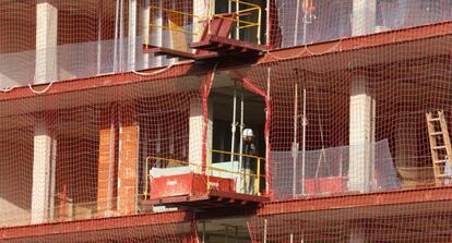 Imagen de archivo de un trabajador de la construcción.