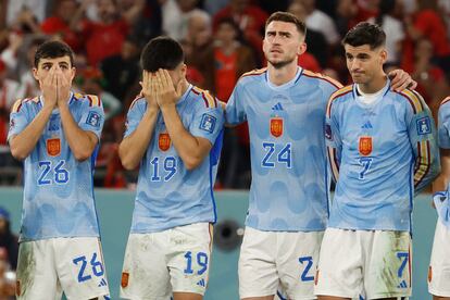 Los jugadores españoles durante la tanda de penaltis con Marruecos.