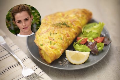 <br><b>Desayuno</b><br> La polifacética actriz desveló a la revista <i>Marie Claire</i> la receta de su desayuno favorito. Se trata de una tortilla hecha con guacamole, salsa y huevos revueltos. "Es una receta muy sencilla, pero deliciosa".<br><br><b>Valoración</b><br> No sabemos de qué es la salsa. Se recomendaría incluir alimentos ricos en fibra. La <a href="https://medlineplus.gov/spanish/ency/patientinstructions/000193.htm " target="_blank">ingesta diaria recomendada para adultos</a> de entre 19 y 50 años de edad es de 38 gramos al día para hombres y 25 gramos al día para mujeres. Para obtener más de su alimentación coma frutas, verduras y granos enteros. <br><br><b>En defensa del desayuno británico</b><br> Aitor Sánchez, nutricionista, divulgador y autor del libro llamado igual que el blog que le ha hecho famoso, <a href=https://www.midietacojea.com/libro-mi-dieta-cojea/" target="_blank"><i>Mi dieta cojea</i></a> (Paidós Divulgación, 2016), asegura que empezar el día comiendo huevos al estilo <i>British</i> <a href="https://elpais.com/elpais/2016/10/18/buenavida/1476793628_855393.html" target="_blank">es mucho más sano</a> que "desayunar azúcar en cucharadas o en forma de dinosaurios". En su opinión, "para desayunar los lácteos, cereales y fruta que comemos, mejor sería no desayunar".