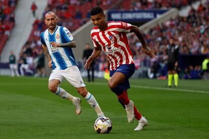 Reinildo lucha por el balón con Aleix Vidal en el partido del Atlético de Madrid contra el Espanyol, en el Metropolitano este domingo