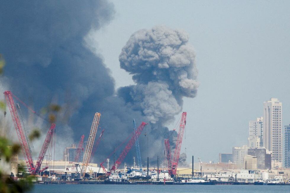 Fumaça sobe ao céu após explosões serem ouvidas em Manama, Bahrein, em 28 de fevereiro de 2026. REUTERS/Stringer REFILE - QUALITY REPEAT