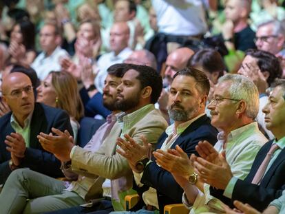 El presidente de Vox, Santiago Abascal (en el centro), participa en el acto público de precampaña "Decide lo que importa" este sábado en el Palacio Municipal de IFEMA, en Madrid.