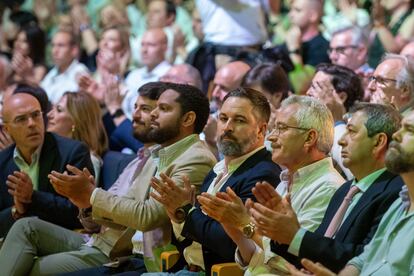 El presidente de Vox, Santiago Abascal (en el centro), participa en el acto público de precampaña "Decide lo que importa" este sábado en el Palacio Municipal de IFEMA, en Madrid.