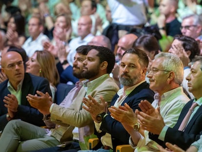 El presidente de Vox, Santiago Abascal (en el centro), participa en el acto público de precampaña "Decide lo que importa" este sábado en el Palacio Municipal de IFEMA, en Madrid.