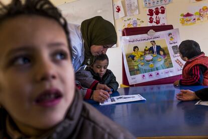 En el centro, hay un aula que se destina a guardería, donde voluntarias locales dan clases básicas de aprendizaje de lunes a viernes a los pacientes más pequeños.