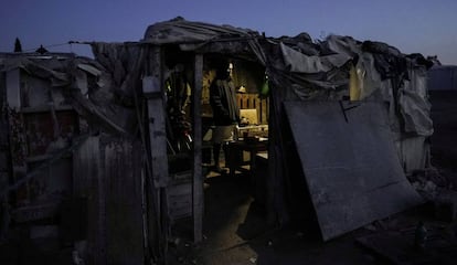 Isaac, migrante de Ghana, en su chabola del asentamiento informal de San Isidro (Almería) el 29 de abril de 2020.