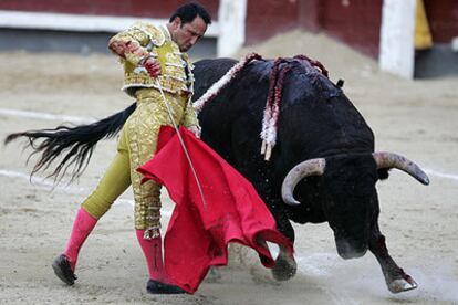 César Rincón, en su segundo toro al que cortó una oreja.