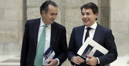 El consejero de Econom&iacute;a y Hacienda, Enrique Ossorio, y el presidente regional, Ignacio Gonz&aacute;lez.