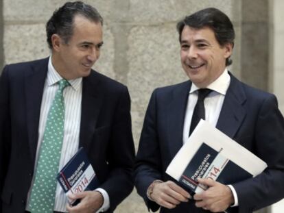 El consejero de Economía y Hacienda, Enrique Ossorio, y el presidente regional, Ignacio González.