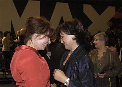 Mercedes Sampietro, a la izquierda, junto a la ministra de Cultura, Carmen Calvo, en la entrega de los premios del teatro.