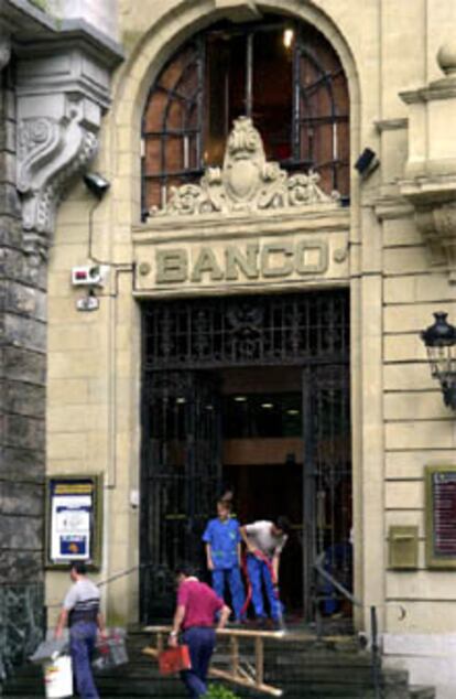 Oficina del Banco Guipuzcoano, en la Avenida de la Libertad de San Sebastián, frente a donde se desactivó esta madrugada un paquete explosivo.