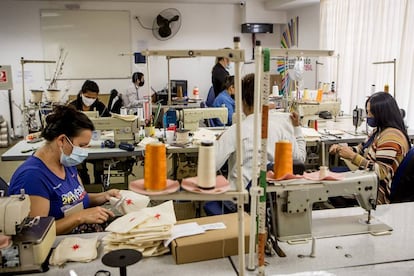 Taller de costura de la empresa Costurando Sonhos (Cosiendo Sueños), nacida al amparo de la asociación de vecinos.