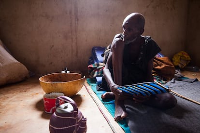 Amadou Barry, un ganadero peul le robaron todos sus bienes hace tres los cazadores dozo.