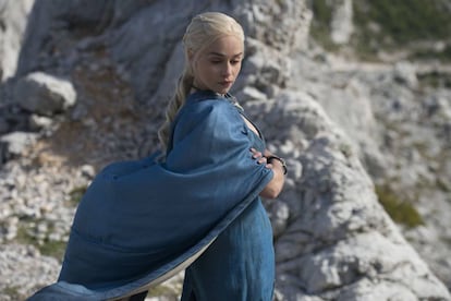 Emilia Clarke caracterizada como Daenerys Targaryen al principio de 'Juego de tronos'