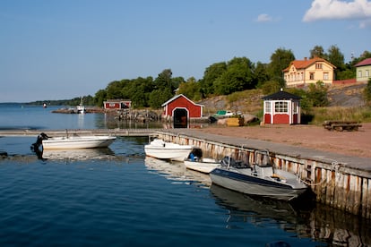 En las islas Aland se puede pasar una tarde estupenda paseando cerca del mar.  