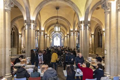 Ambiente electoral a las 17,30h. en el colegio instalado en el edificio histórico de la Universidad Central (Universidad de Barcelona).