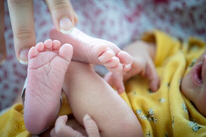 Una madre juega con su recién nacida, el pasado febrero, en el Hospital Materno Infantil Vall d’Hebron de Barcelona.