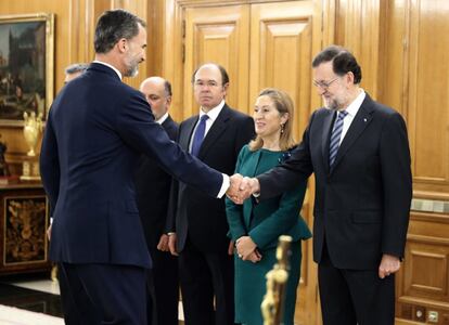 El rey Felipe VI saluda al jefe del Ejecutivo, Mariano Rajoy, en presencia de la presidenta del Congreso, Ana Pastor, y el presidente del Senado, Pío García Escudero, a su llegada al Palacio de la Zarzuela.