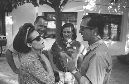 Carmen Sevilla durante su visita a la finca 'Villa Paz', del torero Luis Miguel Dominguín y la actriz Lucía Bosé, en 1965 en Cuenca.
