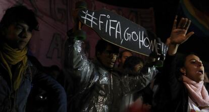 Manifestantes exibem um cartaz contra a FIFA em São Paulo.
