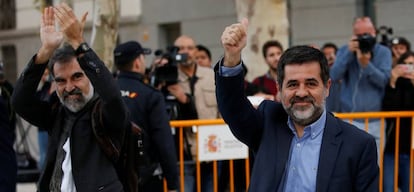 Jordi Cuixart, líder d'Òmnium Cultural, i Jordi Sànchez, de l'ANC, a la seva arribada a l'Audiència Nacional.