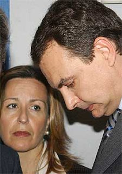 José Luis Rodríguez Zapatero, junto a Trinidad Jiménez, durante la rueda de prensa ayer en la sede del PSOE.