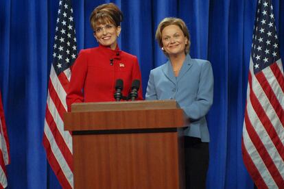 Las actrices, caracterizadas como Palin y Clinton en ‘Saturday Night Live’.