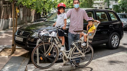 DVD 1019 (15-09-20)
Ivan Villarubia usa habitualmente la bicicleta en Madrid, entre otras cosas para recoger a sus hijos del colegio. 
Foto: Olmo Calvo
