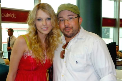 Su obra completa fue expuesta en Sidney en el año 2008 y reunió a más de 4.000 visitantes.

	En la imagen, junto a Taylor Swift (2009).