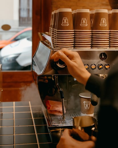 Una máquina de café en Syra Coffee Madrid.