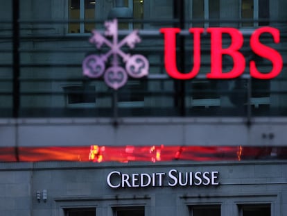 Logos de Credit Suisse y UBS en Zúrich, en agosto de 2023.