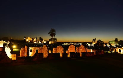 Vista nocturna de la misión Santísima Trinidad del Paraná.