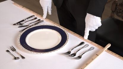 La tarea más delicada para un mayordomo, la que no consiente el menor despiste, es el servicio de mesa; algunas cenas con invitados requieren un día entero de preparativos.