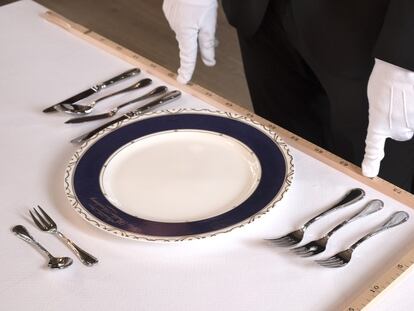 La tarea más delicada para un mayordomo, la que no consiente el menor despiste, es el servicio de mesa; algunas cenas con invitados requieren un día entero de preparativos. 