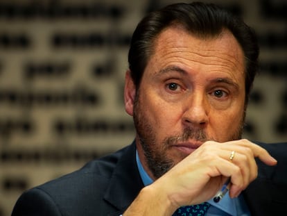 El ministro de Transportes y Movilidad Sostenible, Óscar Puente Santiago, comparece ante la Comisión del caso Koldo, en el Senado, a 24 de abril de 2025, en Madrid (España). Puente ha comparecido hoy ante la Comisión de Investigación sobre los contratos, licencias, concesiones, ayudas y otras operaciones del Gobierno y del sector público, relacionadas con la intermediación de Koldo García Izaguirre y con las demás personas vinculadas a la trama investigada en la Operación Delorme, y respecto a los presuntos delitos relativos a la corrupción que tengan una relación, directa o indirecta, o conexión con las mismas.
24 ABRIL 2025;TRANSPORTES;COMPARECENCIA;COMPARECENTE
Juan Barbosa / Europa Press
24/04/2025