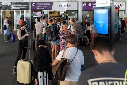 Viajeros hacen cola en la estación de tren Joaquín Sorolla, en Valencia, este viernes.