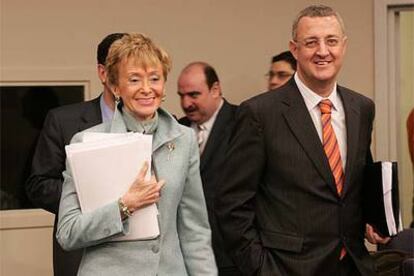 María Teresa Fernández de la Vega, vicepresidenta del Gobierno, y Jesús Caldera, en la presentación de la Ley de Igualdad.