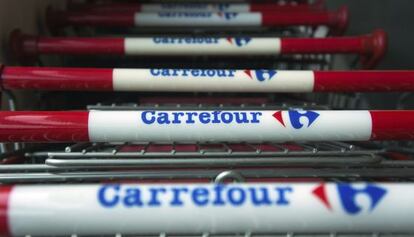 Carros de Carrefour en un establecimiento de la firma.