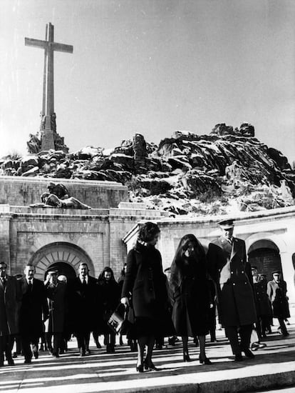 Entierro de Franco en el Valle de los Caídos el 22 de noviembre de 1975. En primer término, los entonces Príncipes de Asturias con la viuda del dictador, Carmen Polo.