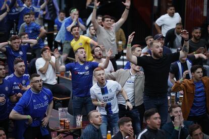 Seguidores del Chelsea celebran el primer gol de su equipo en un local de Londres.
