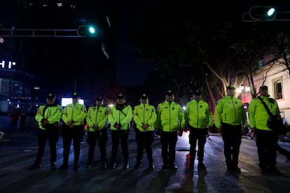 Policas resguardan los alrededores de la celebracin.