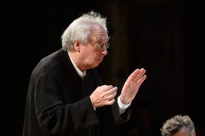 Philippe Herreweghe dirigiendo al Collegium Vocale Gent, en el Palau de la Música Catalana, en diciembre de 2022.