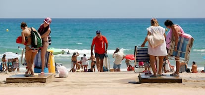 Turistas na praia de San Juan, em Alicante, Valência