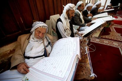 Un hombre descansa mientras lee el Corán en la Gran Mezquita de Saná (Yemen), durante el mes sagrado de Ramadán.