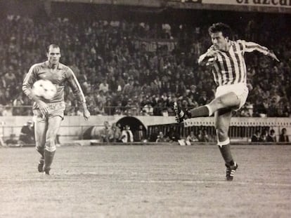 Suárez marca el cuarto gol del Betis ante el Madrid en 1984.