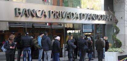 Clientes de Banca Privada d&#039;Andorra (BPA) hac&iacute;an cola a primera hora de la ma&ntilde;ana a las puertas de algunas sucursales de esta entidad en Andorra para poder retirar dinero de sus cuentas.