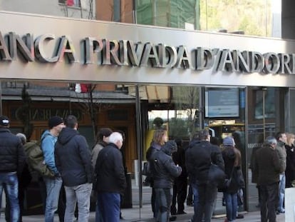 Clientes de Banca Privada d&#039;Andorra (BPA) hac&iacute;an cola a primera hora de la ma&ntilde;ana a las puertas de algunas sucursales de esta entidad en Andorra para poder retirar dinero de sus cuentas.