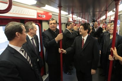 El presidente saliente de Perú, Alan García, en el viaje inaugural del metro de Lima