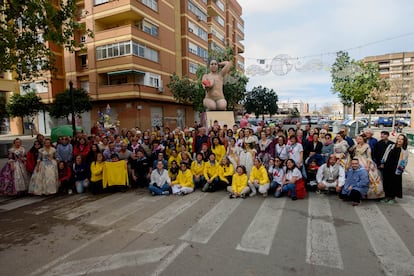 Pacientes oncológicas y representantes de asociaciones contra el cáncer se fotografían con las falleras de la comisión García Lorca, de Valencia, que ha dedicado el monumento de este año a visibilizar las cicatrices que deja la enfermedad en quienes la padecen.