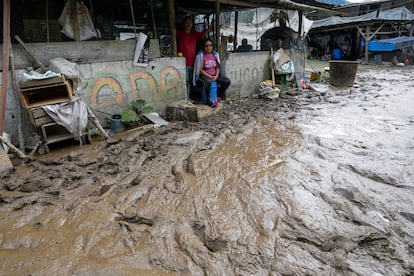 Inhabitants of Baños de Agua Santa in their homes, this Monday.